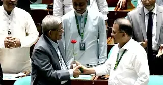 ফুল দিয়ে নবনির্বাচিত রাষ্ট্রপতিকে স্বাগত জানালেন প্রধানমন্ত্রী তারেক রহমান